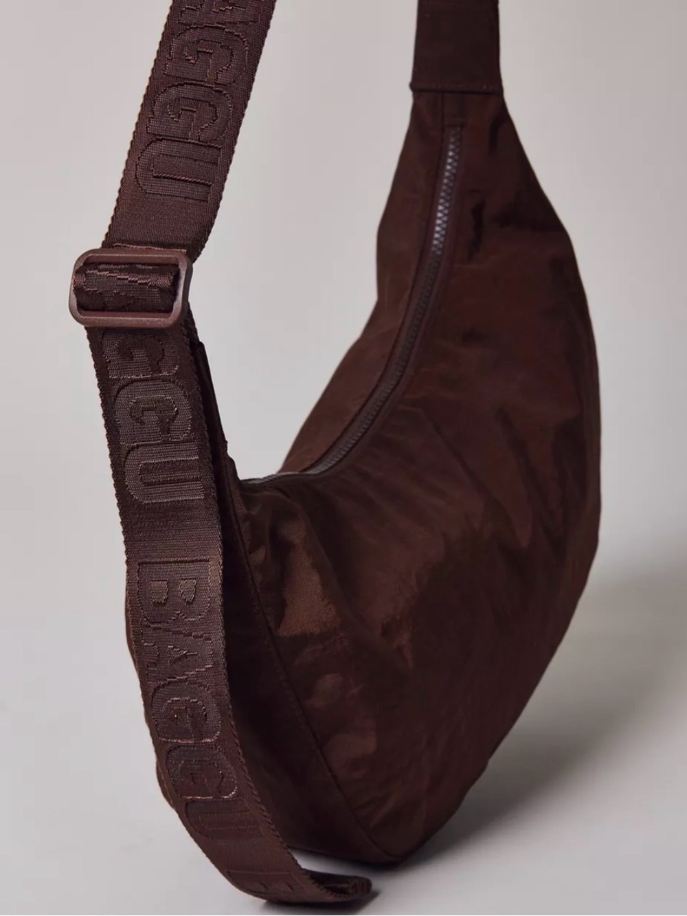 BAGGU Medium Crescent Shoulder Bag coffee - Picture 2 of 7